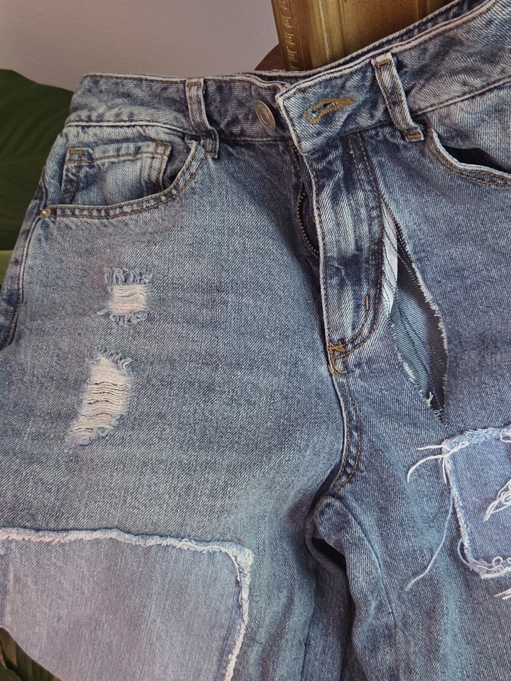 WomenSize 6/ Junior Light Blue Distressed Denim Jeans